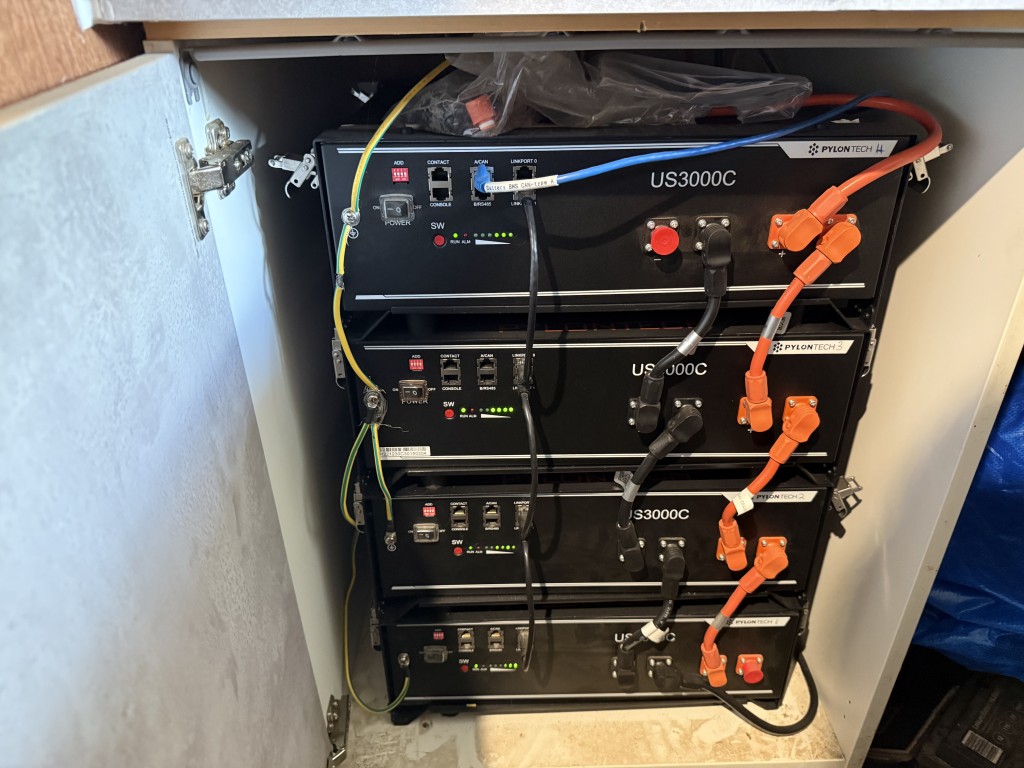 Lot: 188 - APPROX. ONE ACRE OF LAND IN SEMI-RURAL LOCATION WITH UNIQUE HOLIDAY RENTAL - Solar panel battery in cabin